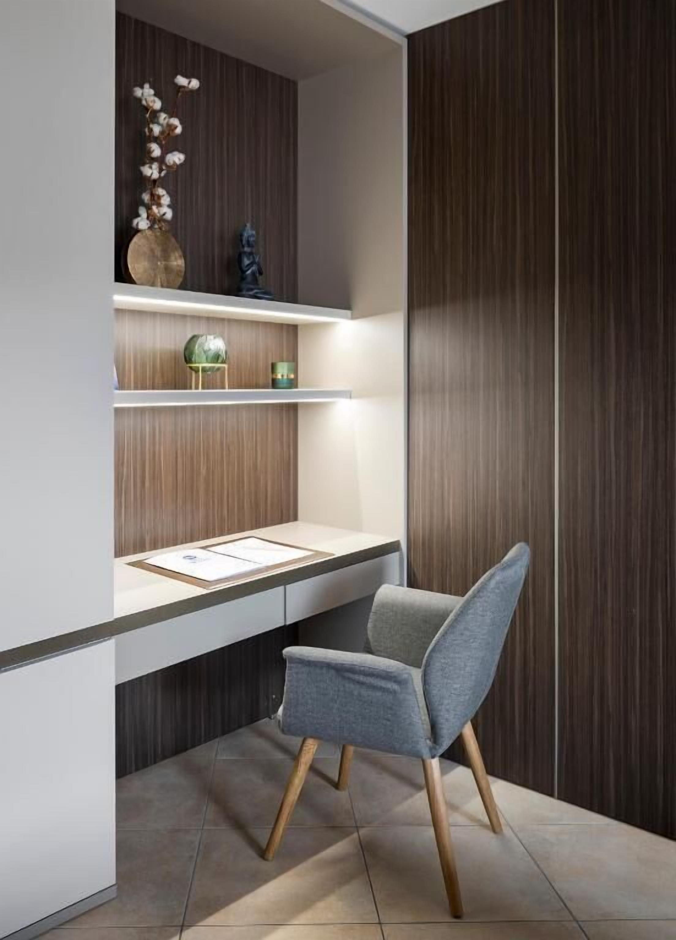 Un espace de bureau moderne comprenant un bureau, une chaise et des étagères.