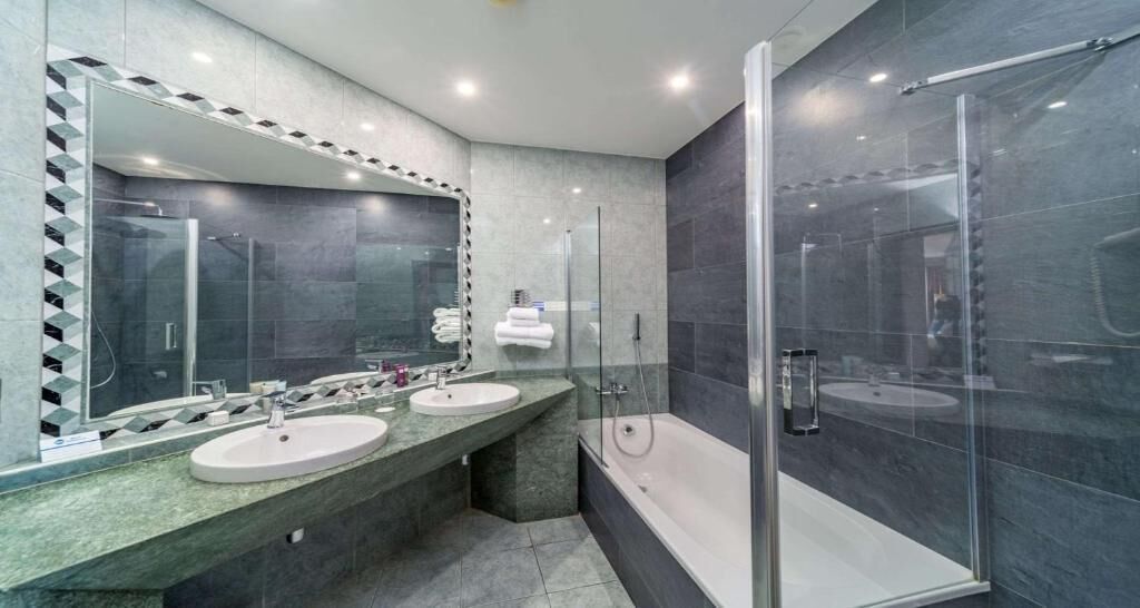 Ducha, toallas, jabón y champú