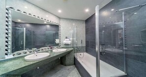 Ducha, toallas, jabón y champú