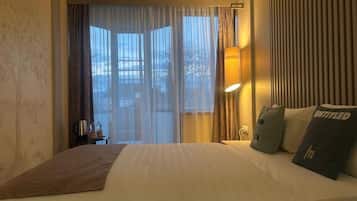 Desk, soundproofing, free WiFi