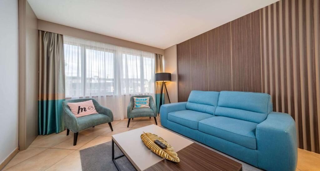 Desk, soundproofing, free WiFi