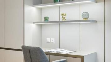 Un ufficio moderno con scrivania, sedia ed scaffali decorati.