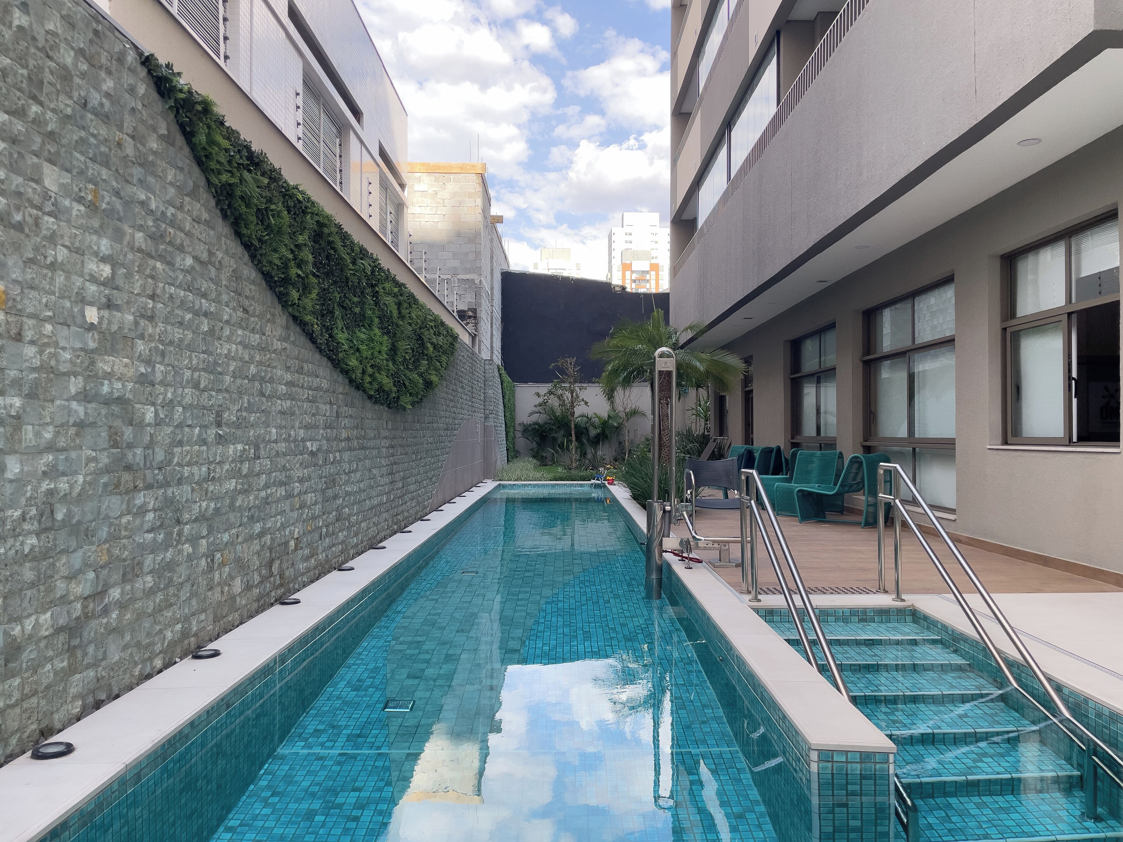 Kolam renang terbuka, payung kolam, kerusi lepak pantai 