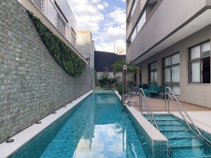 Outdoor pool, pool umbrellas, pool loungers - Raízes Tatuapé (São Paulo)