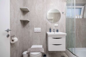 Dusche, Handtücher, Seife, Toilettenpapier