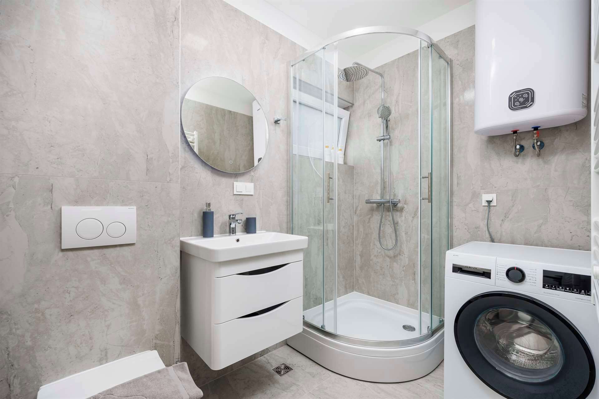 Douche, serviettes fournies, savon, papier toilette