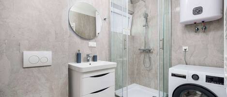 Douche, serviettes fournies, savon, papier toilette