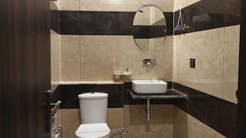 Familiekamer, 2 tweepersoonsbedden | Badkamer | Een douche, gratis toiletartikelen, handdoeken, zeep