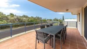 Outdoor dining - Parkview 2 on Forsters Pebbly Beachfront (Forster)