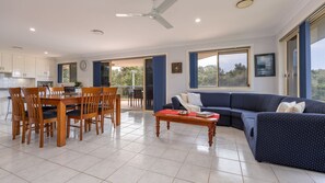 Interior - Parkview 2 on Forsters Pebbly Beachfront (Forster)
