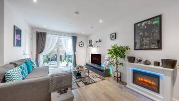 Apartment, 1 Bedroom, Accessible, Balcony | Living room