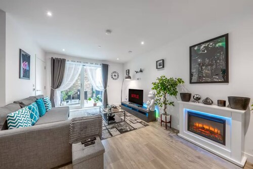 Stylish 1-bed Apt in Harrow With Balcony Near Heathrow and Wembley