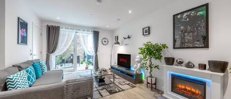 Apartment, 1 Bedroom, Accessible, Balcony | Living room | Books