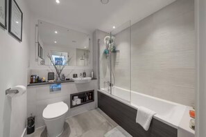Apartemen, 1 kamar tidur, akses difabel, balkon | Kamar mandi