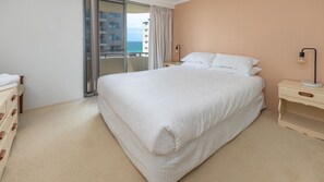 2 bedrooms, bed sheets - Sandbar 403 near Forster main beach. (Forster)
