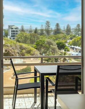 Outdoor dining - Sandbar 403 near Forster main beach. (Forster)