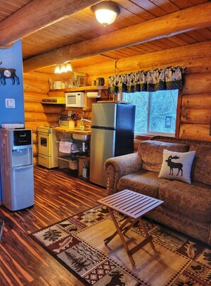 Living area - ^^LOG CABIN ON THE RIVER! Alaskan Aurora Adventure (Fairbanks)