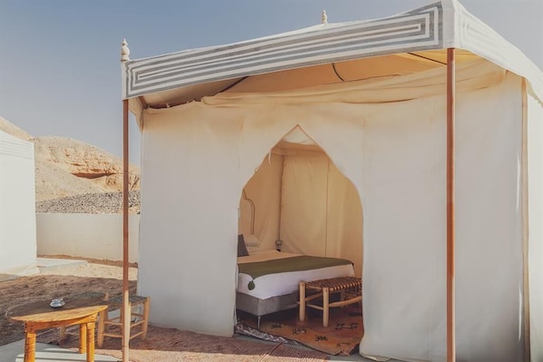 Barraca básica, vista para o deserto