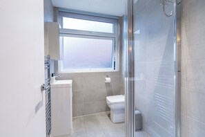 Hair dryer, towels - 4-Flat Entire Building | Sleeps 18 | Elizabeth Line to Heathrow | Farringdon (London)