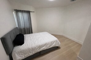 3 bedrooms, WiFi, bed sheets - Entire home 3bed w/ Laundry & 2 Spa like baths & private parking w/ EV charging (Long Beach)