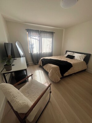 3 bedrooms, WiFi, bed sheets - Entire home 3bed w/ Laundry & 2 Spa like baths & private parking w/ EV charging (Long Beach)