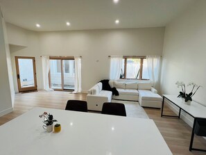 TV - Entire home 3bed w/ Laundry & 2 Spa like baths & private parking w/ EV charging (Long Beach)