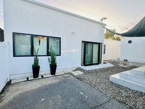 Exterior - Entire home 3bed w/ Laundry & 2 Spa like baths & private parking w/ EV charging (Long Beach)