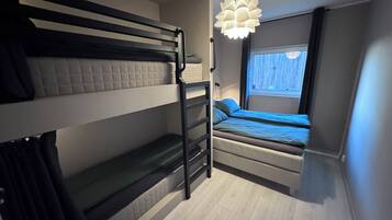 1 bedroom, desk, WiFi, bed sheets