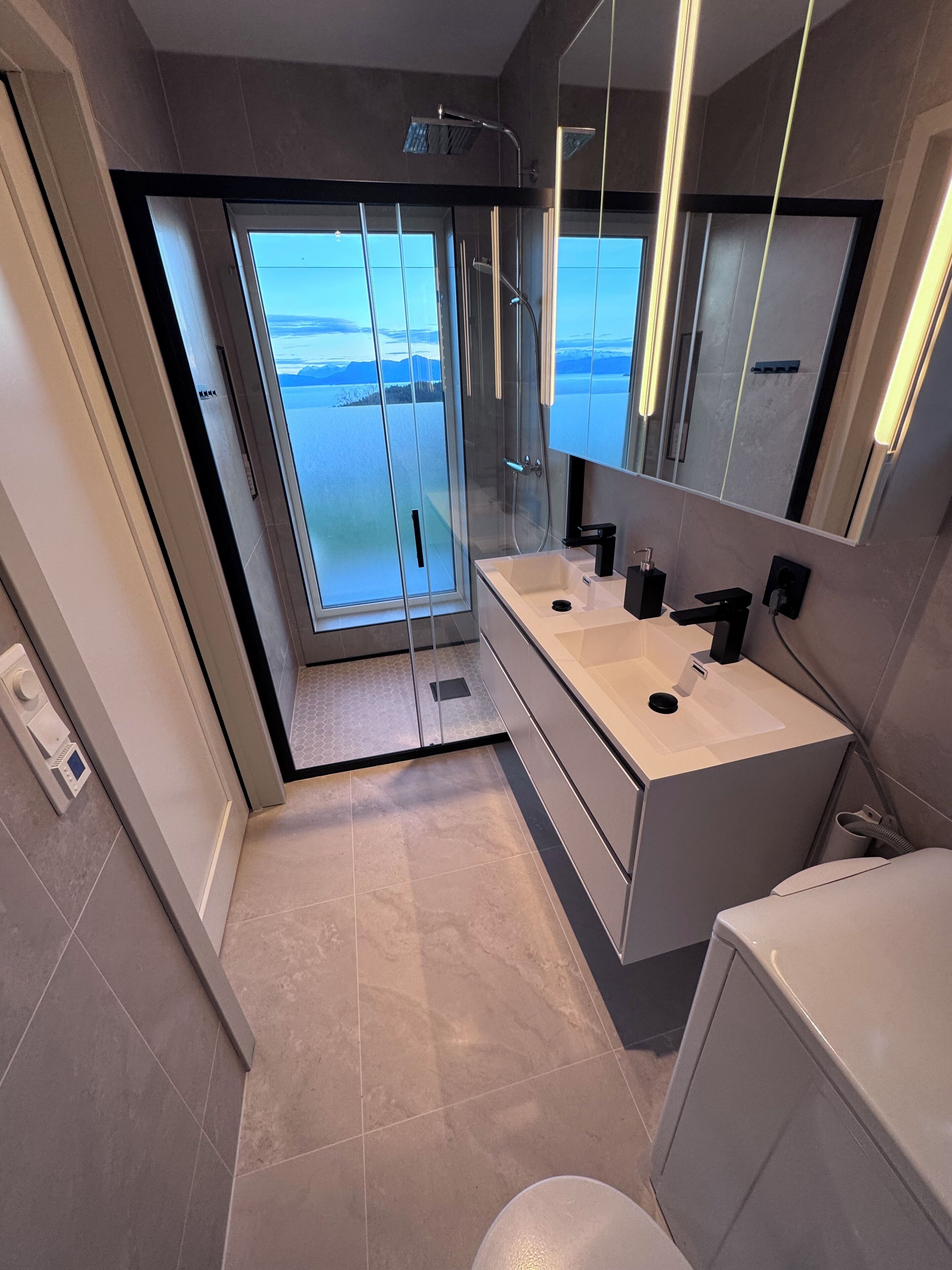 Ducha, secador de pelo, toallas, jabón