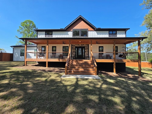 Currahee Mountain Retreat~Modern Upscale Farmhouse