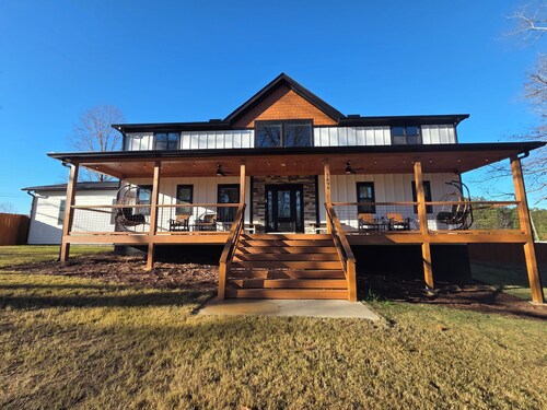 Currahee Mountain Retreat - Modern High End Farmhouse, Don't Miss This One!