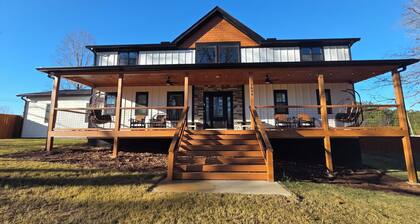 Currahee Mountain Retreat - Modern High End Farmhouse, Don't Miss This One!