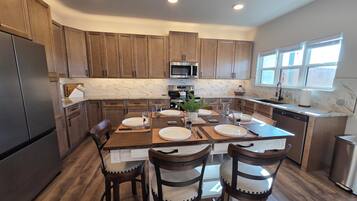 Kylskåp, mikrovågsugn, ugn och spishäll