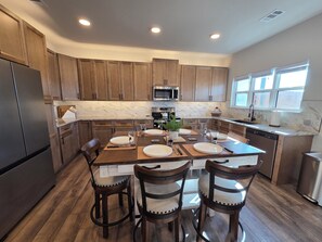 Kylskåp, mikrovågsugn, ugn och spishäll