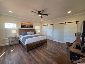 5 sovrum, skrivbord, strykjärn/strykbräda och resesäng