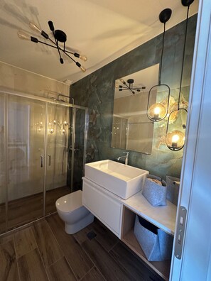 Shower, hair dryer, towels, soap - Almyrolithos is the light on stone in historical Mani (Gytheio)