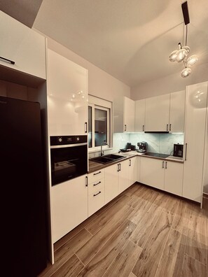 Oven, dishwasher, coffee/tea maker, toaster - Almyrolithos is the light on stone in historical Mani (Gytheio)