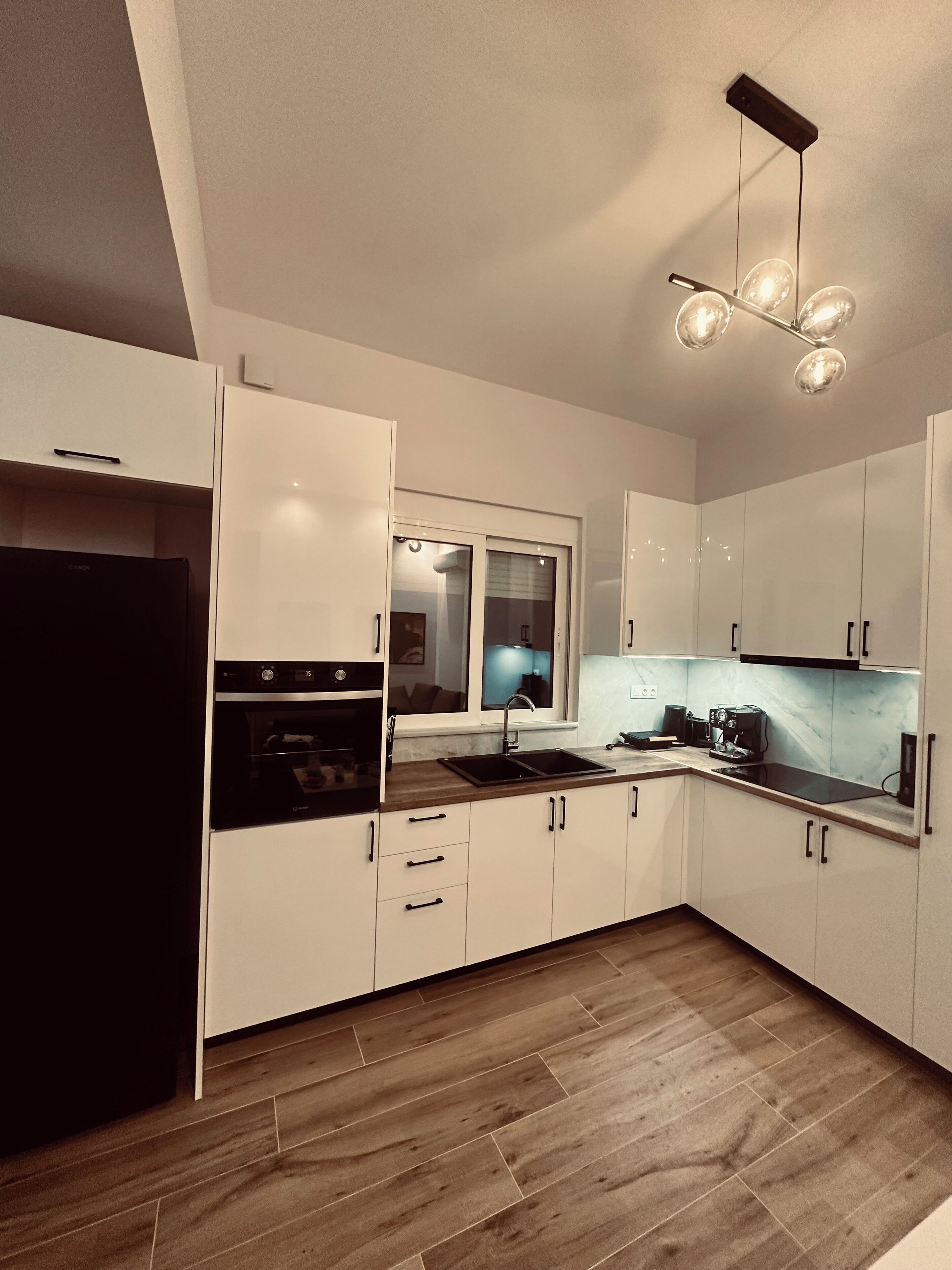 Four, lave-vaisselle, cafetière/bouilloire, grille-pain