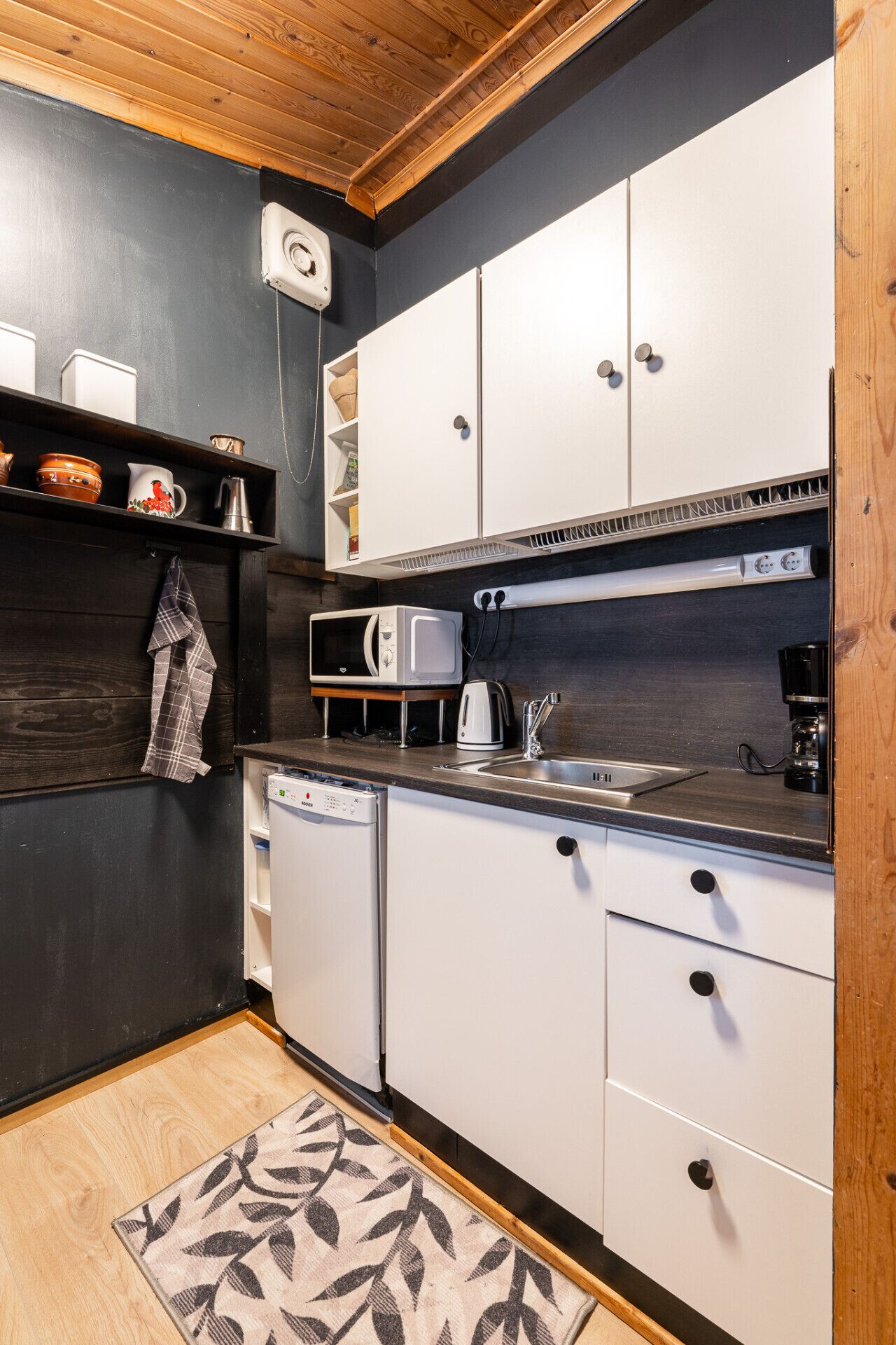 Microwave, dishwasher, coffee/tea maker, cookware/dishes/utensils