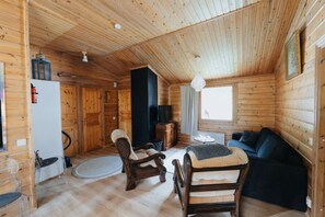 TV - Newly Renovated 2BR Cabin in Riihivuori (Muurame)