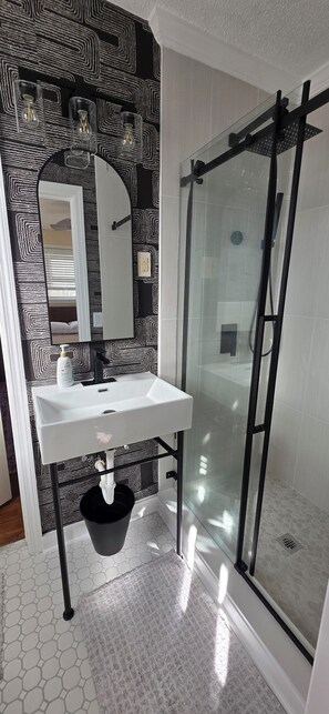 Shower, hair dryer, towels, soap - 4BR Cozy Retreat 5 Mins to Ft. Jackson USC Downtown (Columbia)