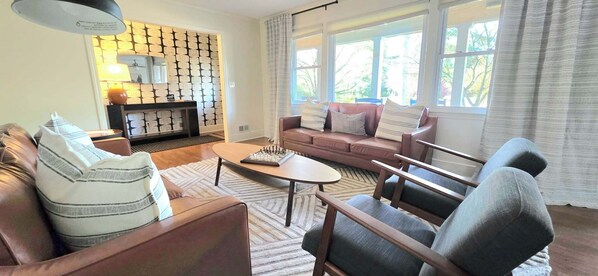 Smart TV, chimenea, libros y monitor de computadora 