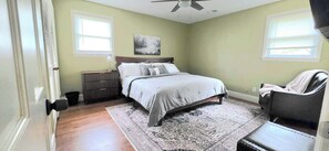 4 slaapkamers, een bureau, een strijkplank/strijkijzer, gratis wifi