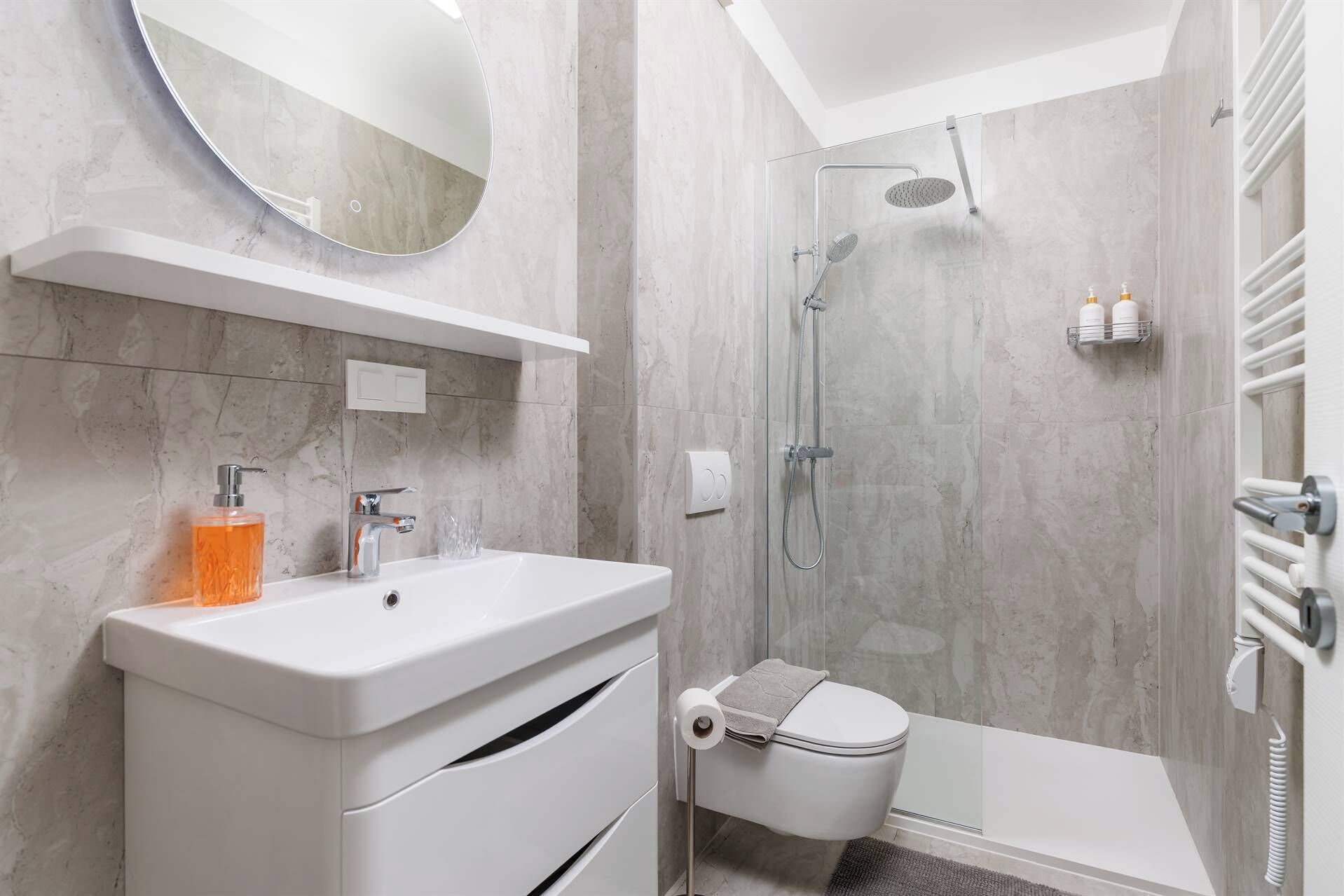 シャワー、タオル、石鹸、トイレットペーパー