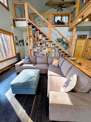 TV - Woods Retreat~River Views~Hot Tub~Spacious Home Near Chattanooga (Chattanooga)