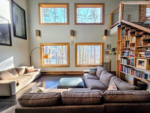 TV - Woods Retreat~River Views~Hot Tub~Spacious Home Near Chattanooga (Chattanooga)