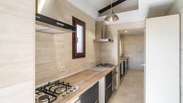 Fridge, microwave, oven, coffee/tea maker