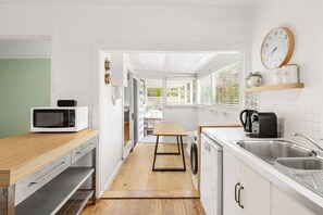 Fridge, microwave, oven, toaster - Sorrento Cottage and Coast (Sorrento)