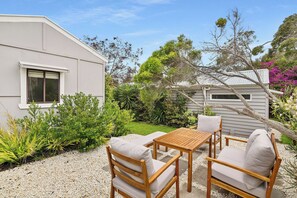 Outdoor dining - Sorrento Cottage and Coast (Sorrento)