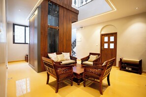 Living area - SHIVA KASHI HOTEL (Varanasi)